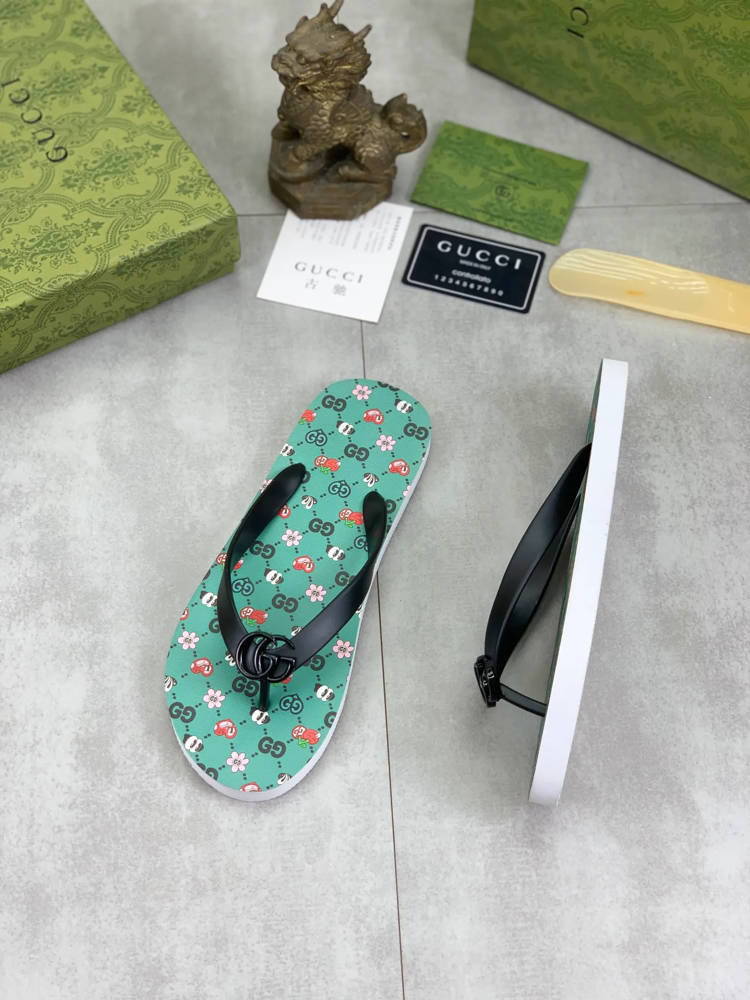 Men's men's shoes 💰P220💰【New style】🆘【GUCCI】Official website's popular Gucci adult couple 🧑‍🤝‍🧑 style, children's flip-flops are on sale at the counter simultaneously! Original fabric imported from Italy. Original bottom provided by the original factory. Size: Adult 36-45. Children’s size: 30-37. Multiple colors available.